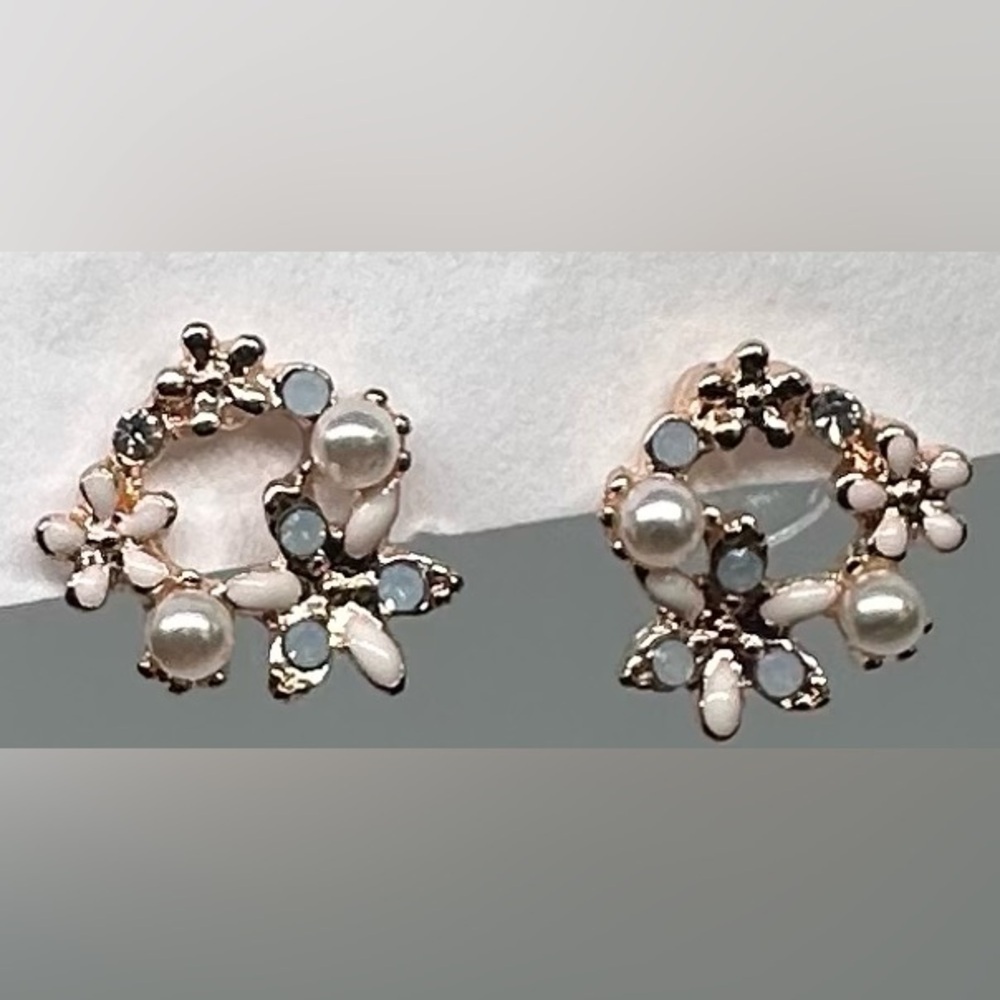 ✨🩵Dainty Rose Gold Flower Pearl & Crystal Wreath Stud Earrings Bridal Gift✨🩵 - Picture 4 of 16